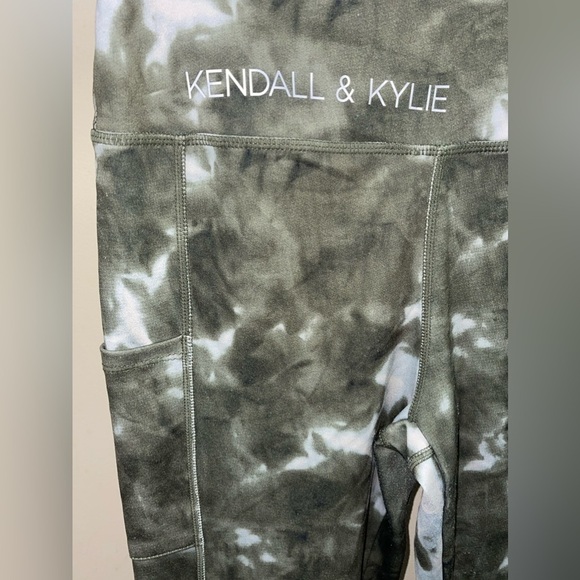 Kendall & Kylie Women's Green Tie Dye High Rise Cropped Leggings Size Small - Picture 3 of 9